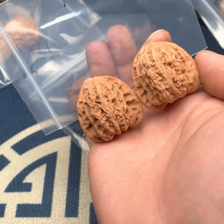 文玩核桃吊坠38红宝石190