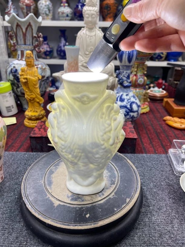 白瓷浮雕内绘鱼纹瓶摆件