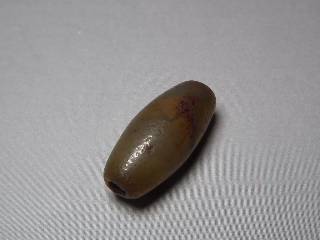 bd113     老西亚上百年的老影子缠丝玛瑙带沁鼓腹橄榄形中号管珠