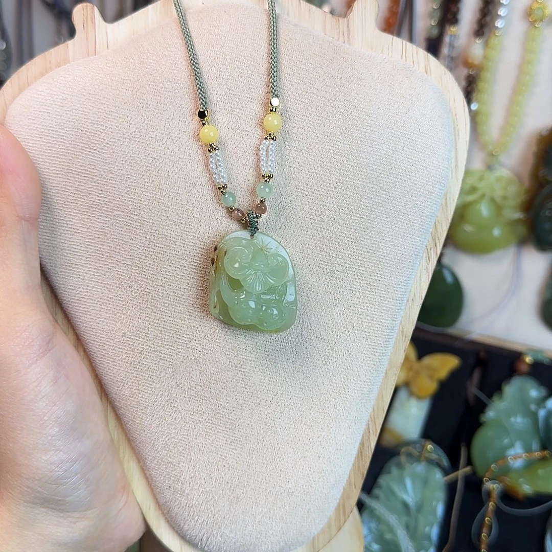 蛇纹石玉未镶嵌颈饰