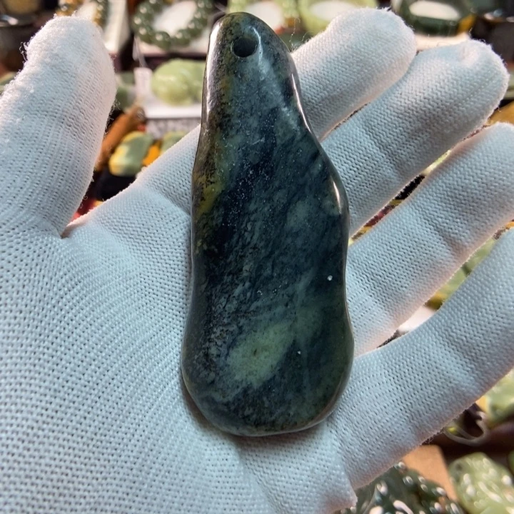 未镶嵌岫岩河磨玉（透闪石质玉）把件