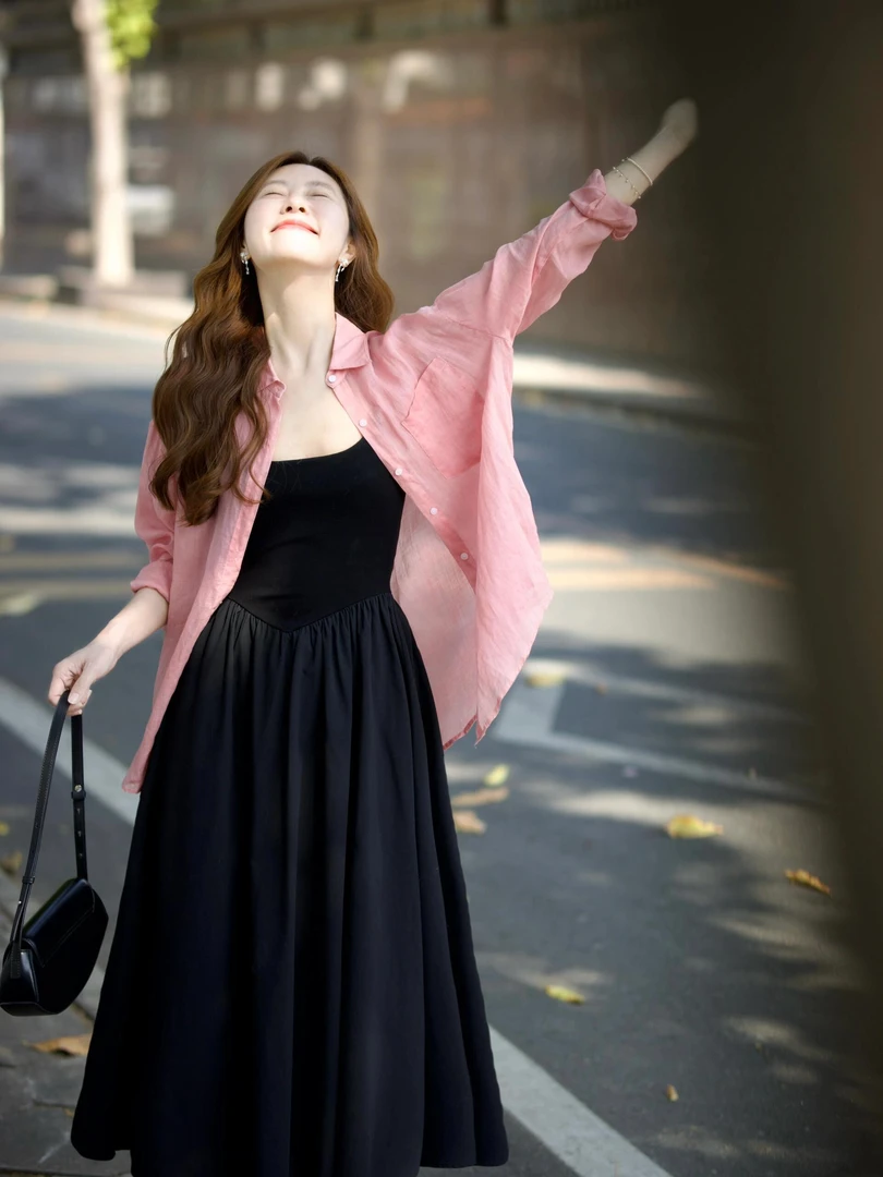 2025春夏韩版温柔风粉色衬衫上衣女搭配黑色吊带连衣裙气质两件套