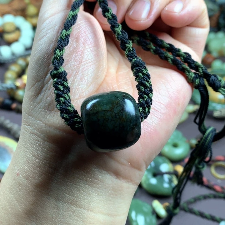 吊坠(赠链)未镶嵌岫岩河磨玉（透闪石质玉）