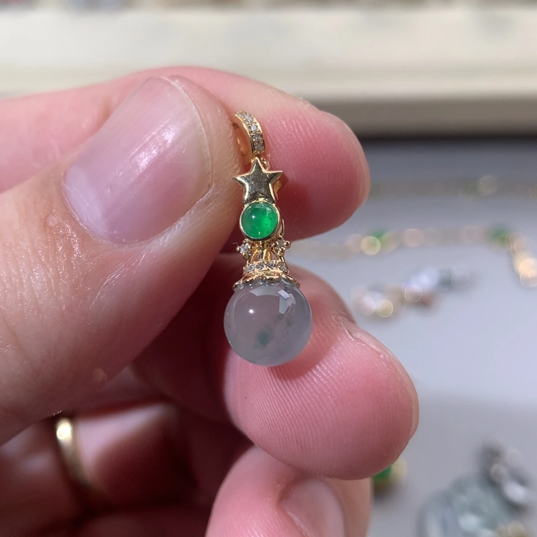 翡翠18K金镶嵌颈饰珠子吊坠