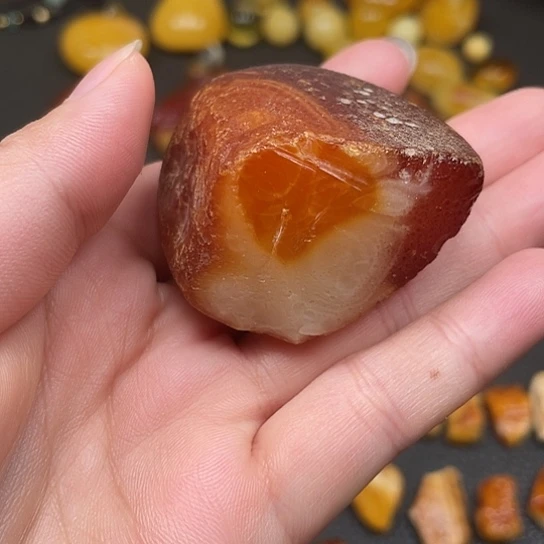 定制琥珀半珀半蜜蜡特色