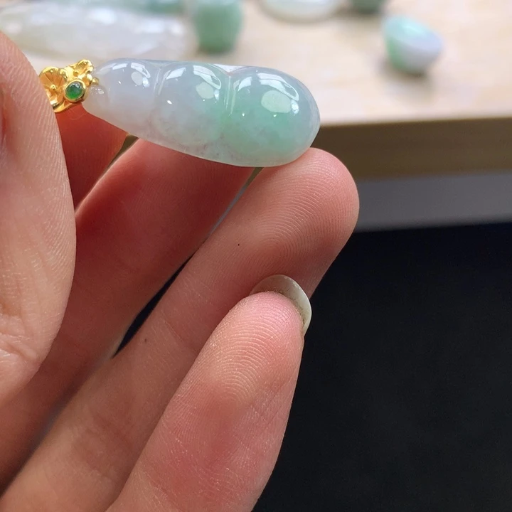 翡翠未镶嵌颈饰吊坠