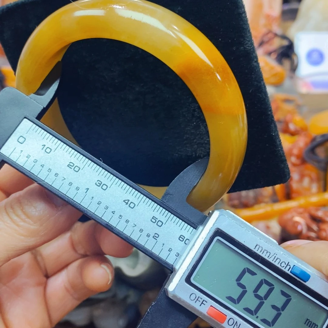 未镶嵌石英质玉（黄龙玉）颈饰