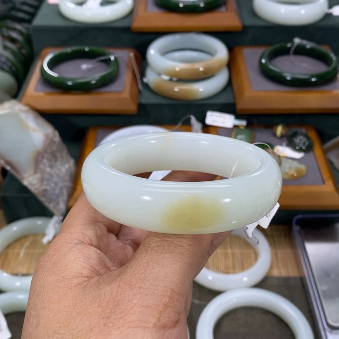 和田玉手镯未镶嵌