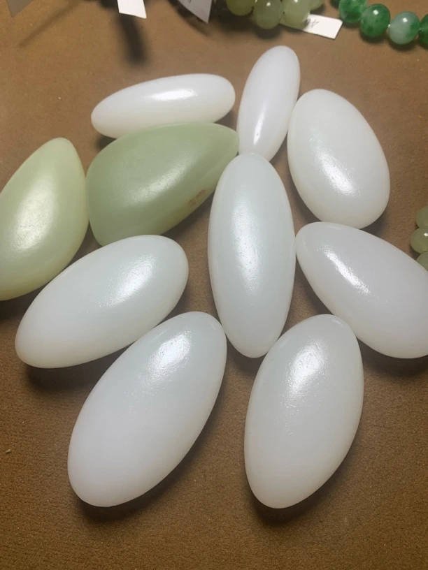 鸿钰精选 天然白色原石把件60*30左右手工定制 拍一发一