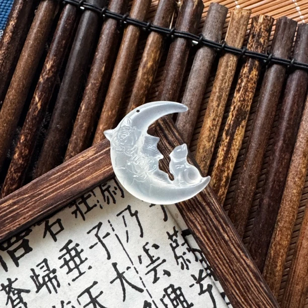 岫玉 白透 月亮猫 配绳子 精美