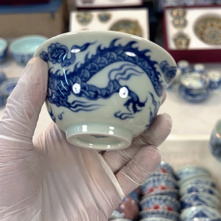 瓷片白青花铠甲龙压手杯主人杯全品