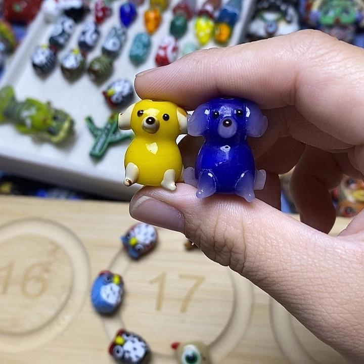 颈饰琉璃小狗一组