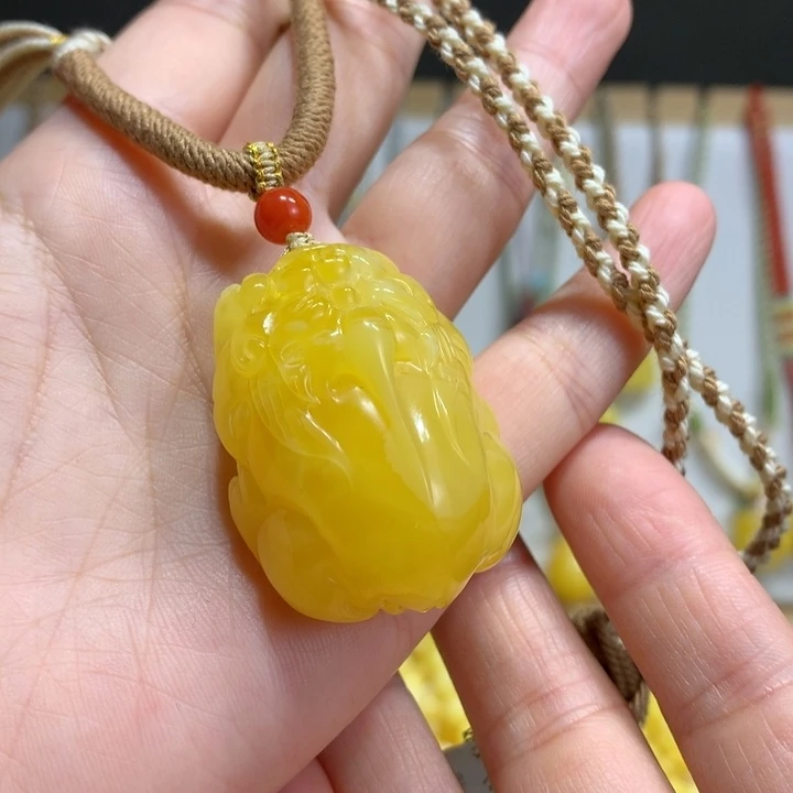 蜜蜡未镶嵌颈饰貔貅