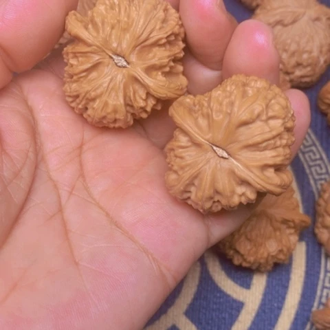 【闪购商品】文玩核桃吊坠工***7白狮子40