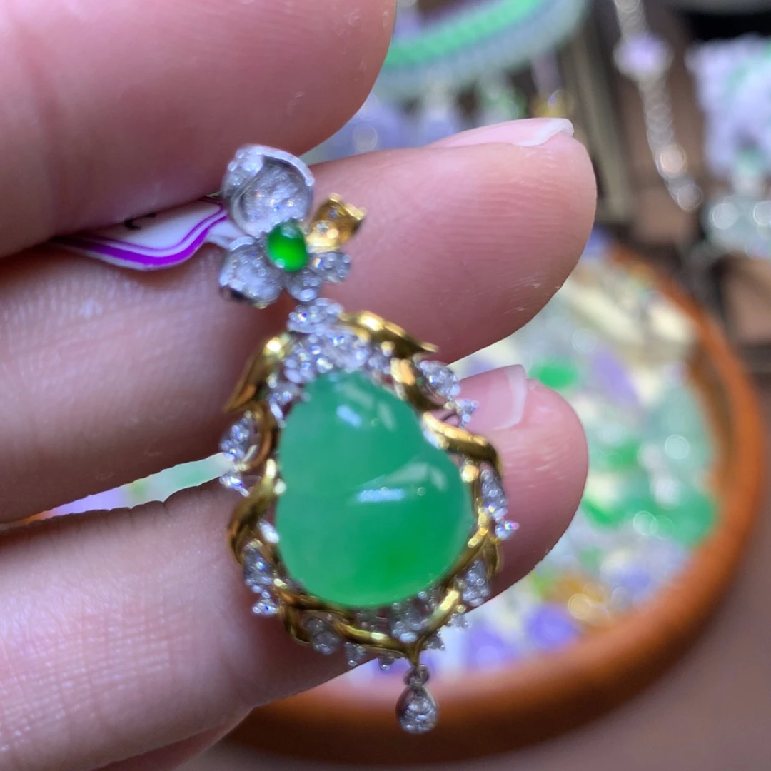 翡翠18K金镶嵌颈饰