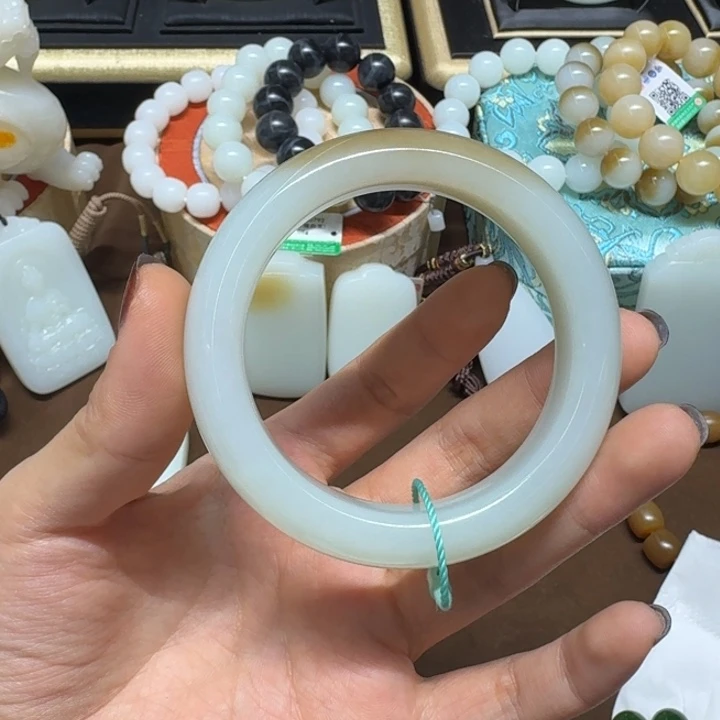 如***意和田玉未镶嵌手镯