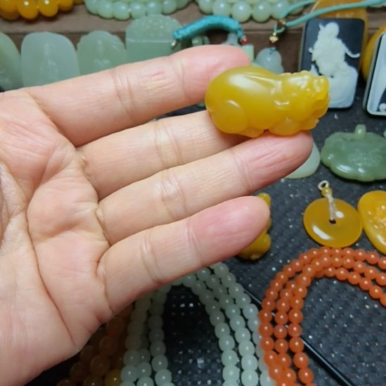 石英质玉（黄龙玉）未镶嵌颈饰