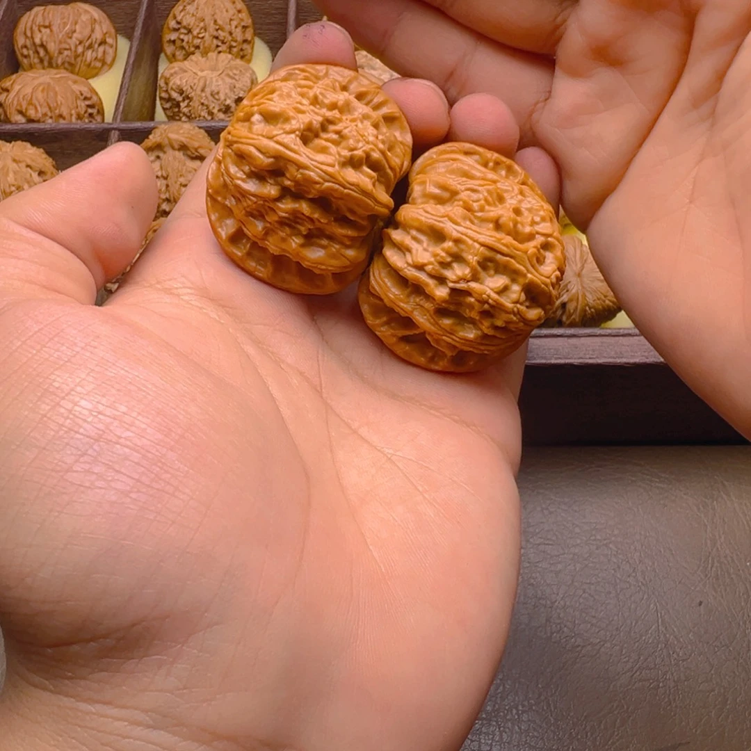 把件文玩核桃球白，尖部微修