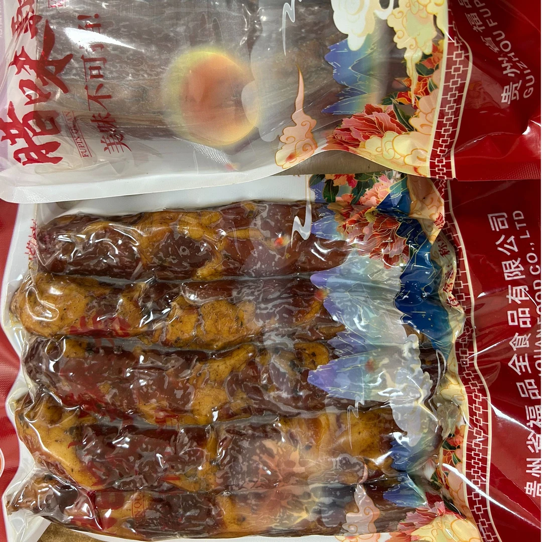 农家土猪腊肠，古法烟熏，三分肥七分瘦，肥而不腻，淡淡的烟熏味。