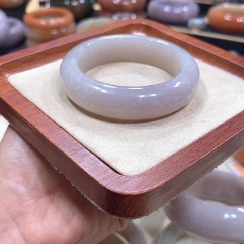 未镶嵌手镯石英质玉