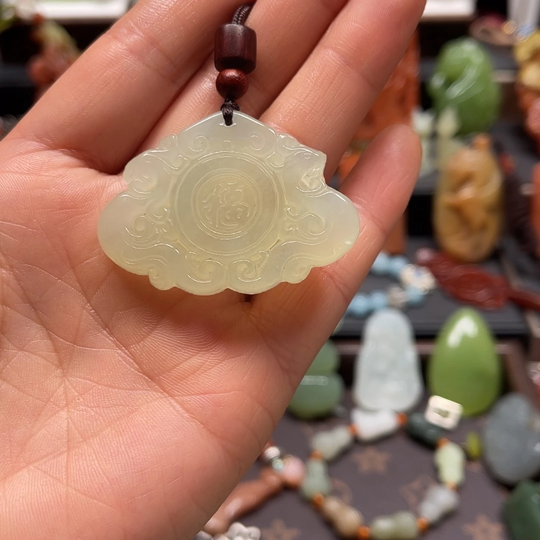 未镶嵌岫玉吊坠，