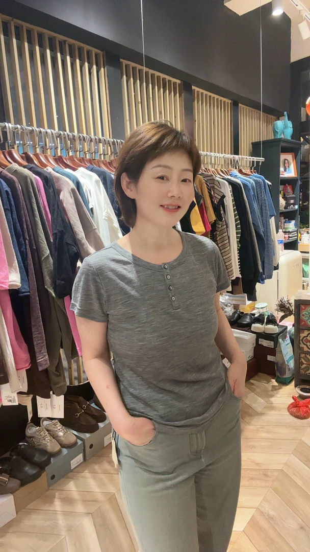 纽扣圆领超细羊毛短袖