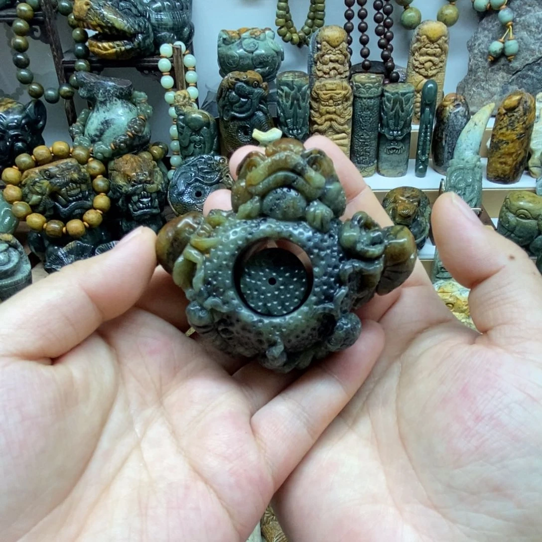 未镶嵌岫岩河磨玉（透闪石质玉）把件