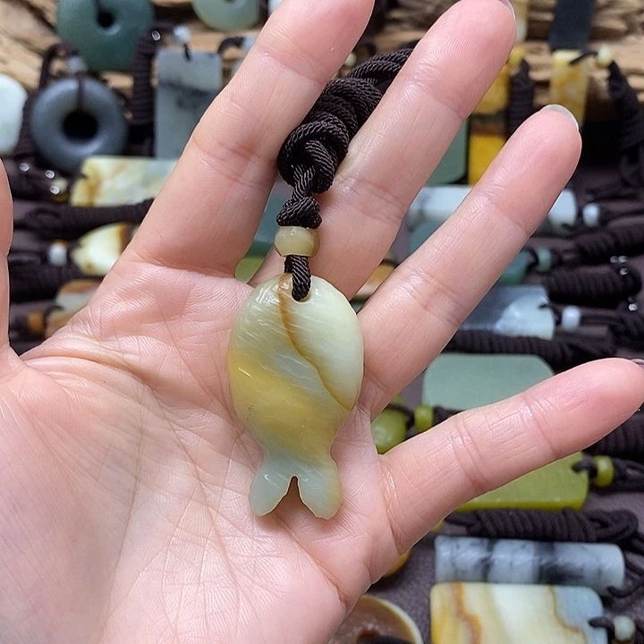 蛇纹石玉未镶嵌颈饰