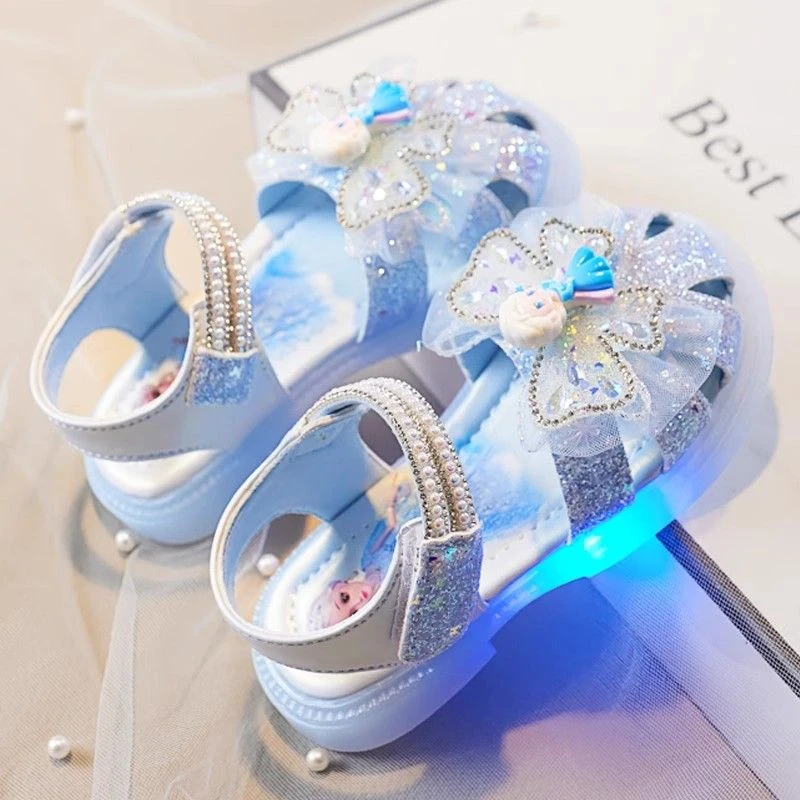 女童包头凉鞋夏季2025新款儿童闪灯水晶鞋女孩宝宝洋气爱莎公主鞋