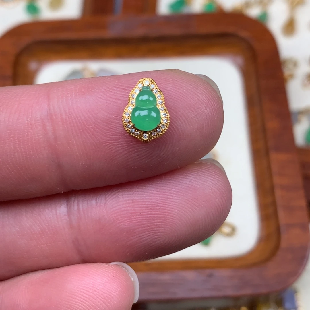 翡翠18K金镶嵌颈饰葫芦