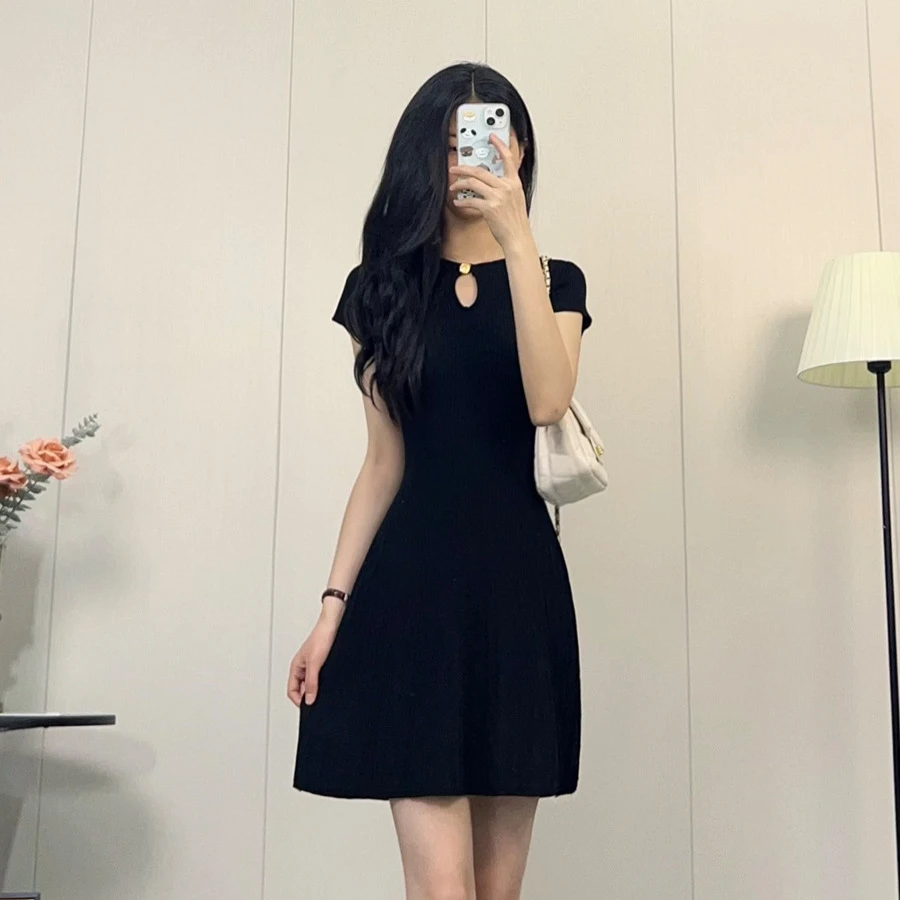 轻奢感小黑裙夏季新款法式简约风针织连衣裙女气质减龄圆领A字裙