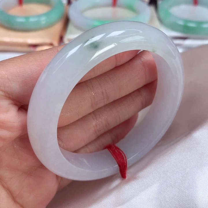 翡翠手镯未镶嵌冰飘花