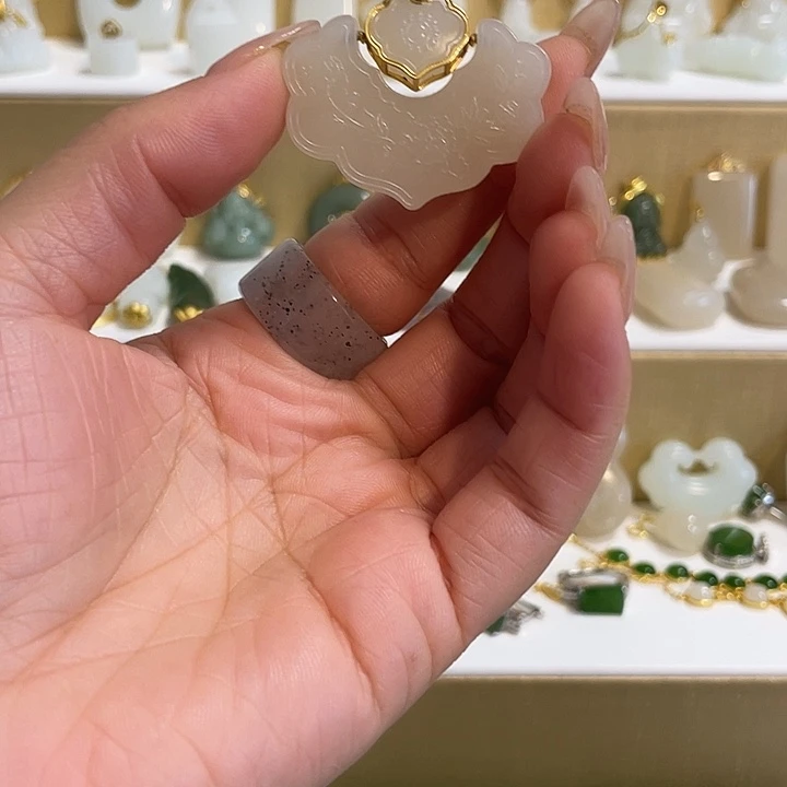 和田玉18K金镶嵌颈饰