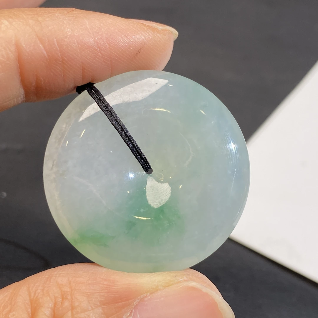 冰种飘绿平安扣翡翠吊坠 种老色好 冰透水润 上身大气