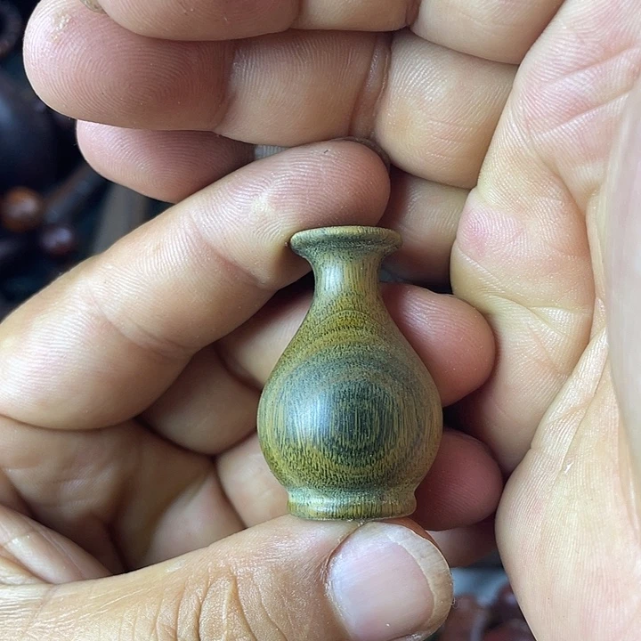 木绿檀手把件花瓶