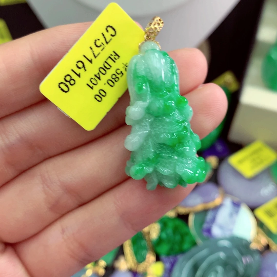 翡翠18K金镶嵌颈饰
