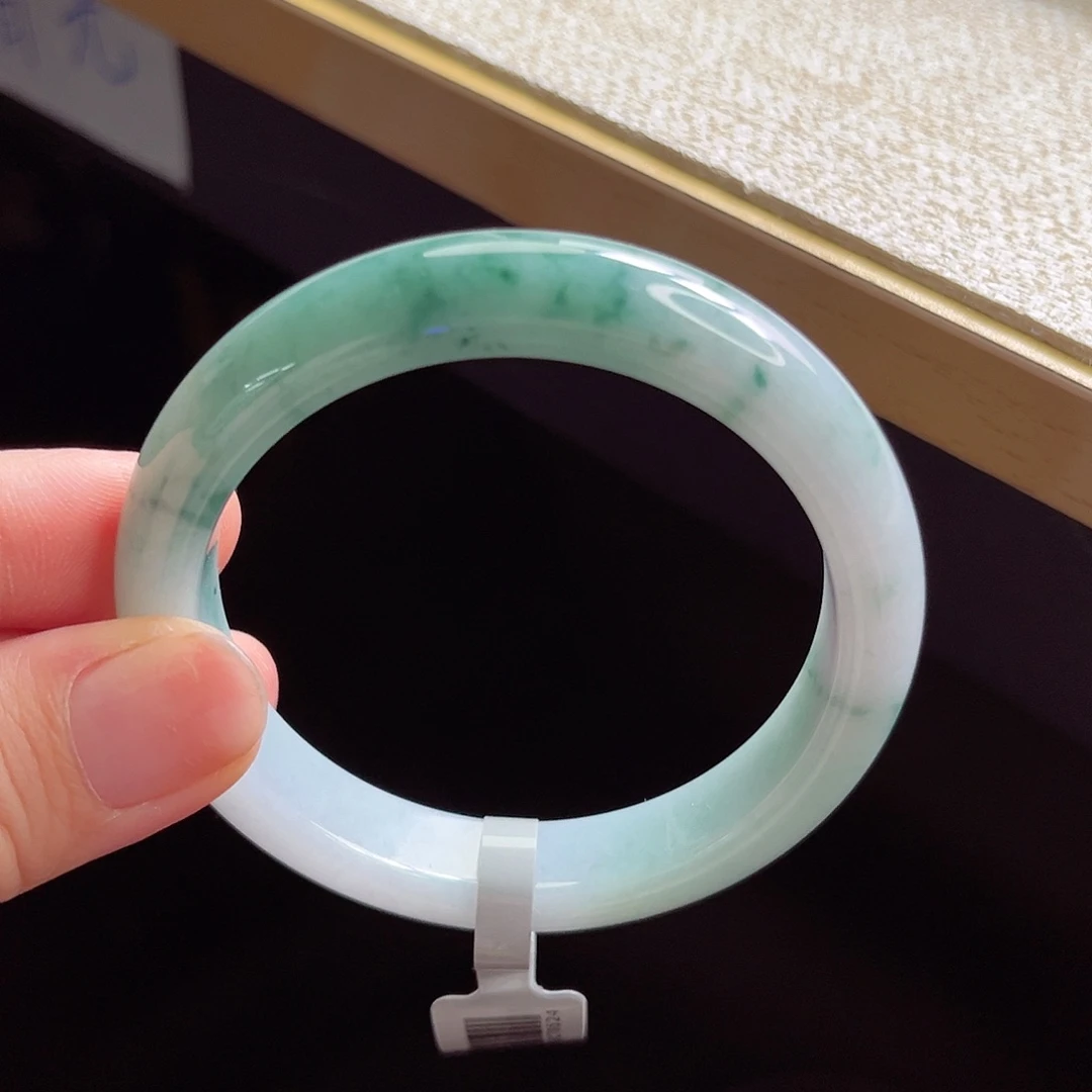 翡翠手镯未镶嵌手镯