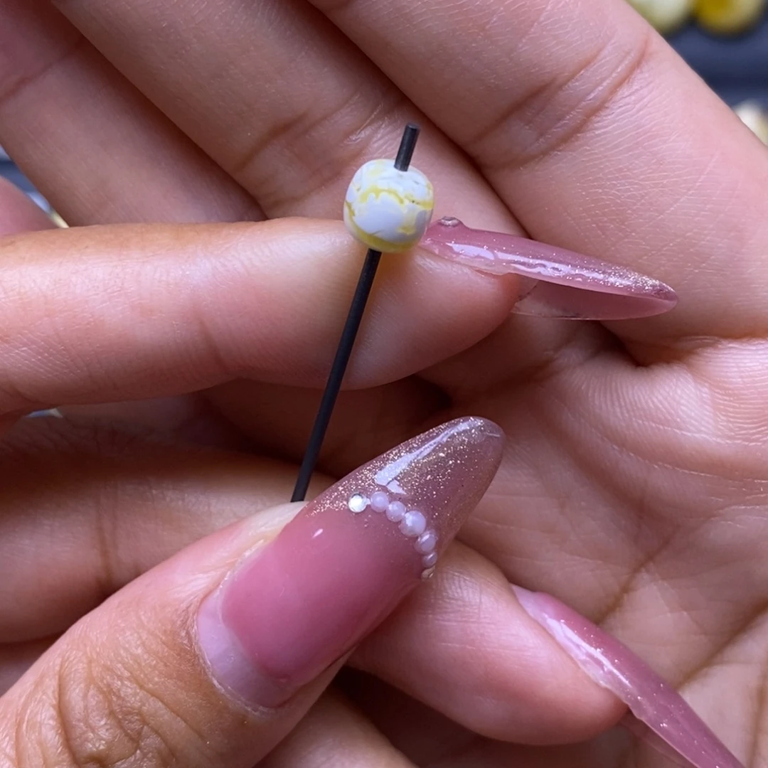 植物珀未镶嵌珠宝奇石漆白溶洞妖花老型6.6*6.3mm（有花粉）