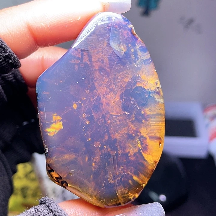 琥珀裸石未镶嵌！