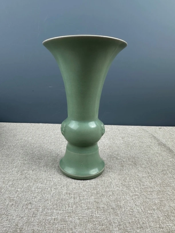 精选陶瓷梅子青花觚 尺寸: 高20cm宽12.5cm