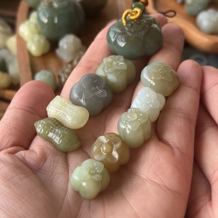 颈饰未镶嵌和田玉?*