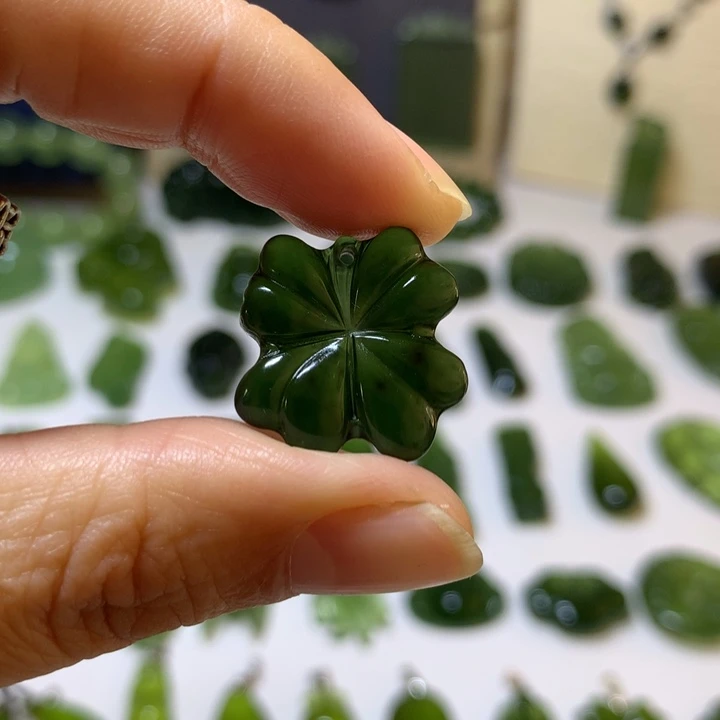 岫玉未镶嵌颈饰吊坠