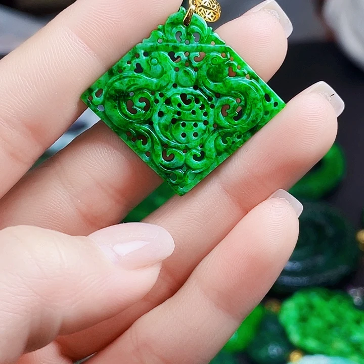 翡翠18K金镶嵌颈饰多样性