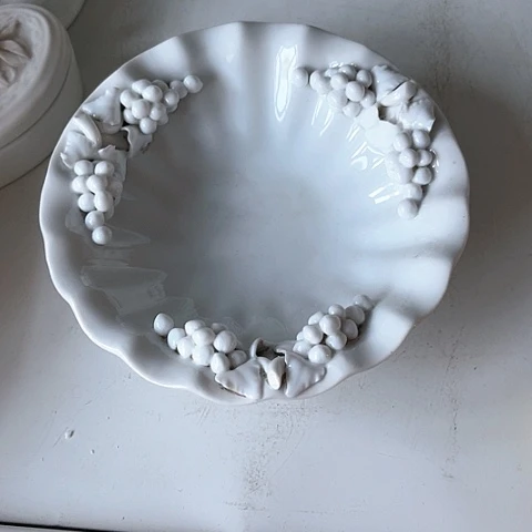 白瓷13厘米葡萄碗一个