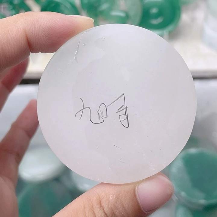颈饰未镶嵌石英质玉旭*