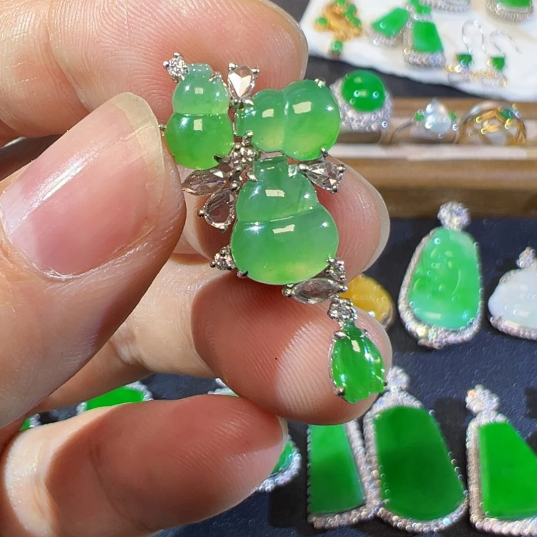 翡翠18K金镶嵌颈饰