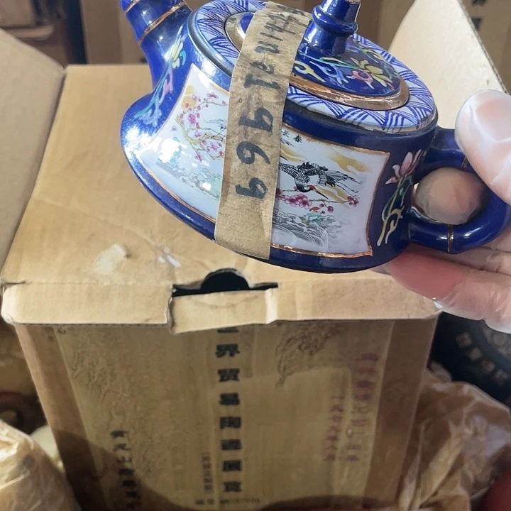 茶壶紫砂原矿泥料手工制作的一把紫砂壶。