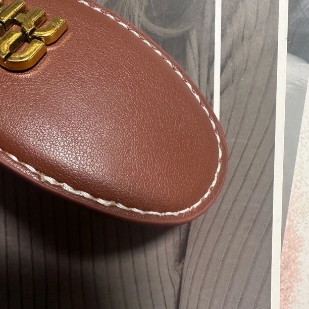 C076咖色皮皮字母高级弹簧夹