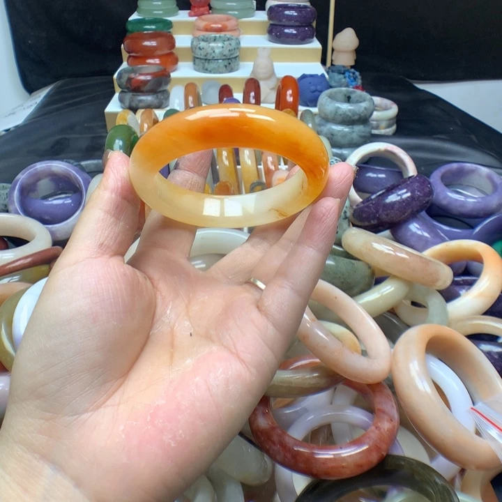 未镶嵌手镯石英质玉?