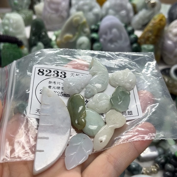翡翠未镶嵌颈饰8233